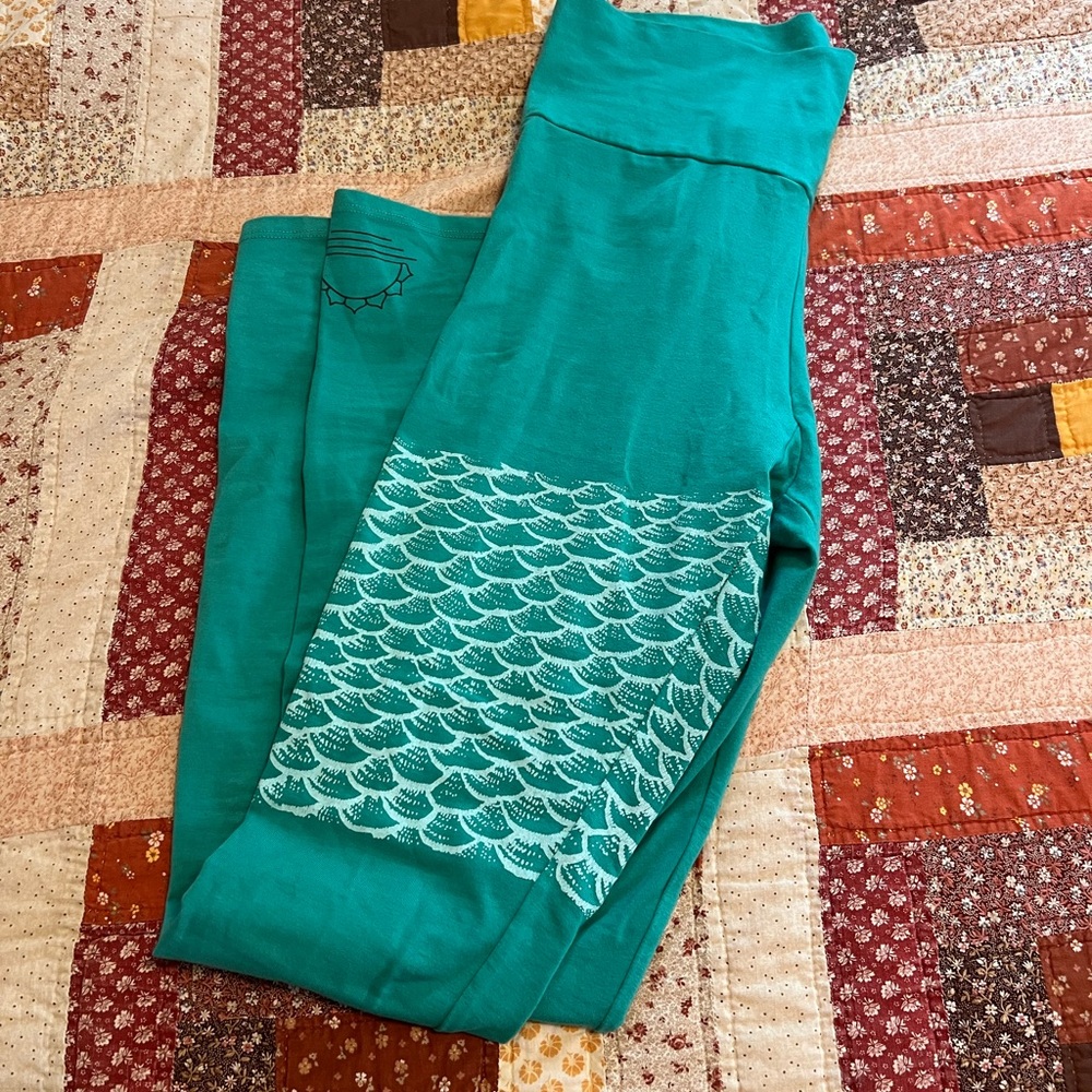 Green Mermaid Scale Leggings - Picture 4 of 11